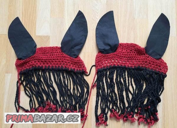Háčkované čabraky s třásněmi na koně - full, černo-červená