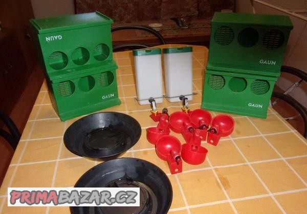 Krmitka a napajecky pro kuratka