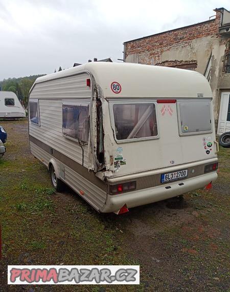 Karavan poškozený
