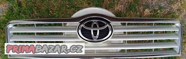 Přední maska se znakem Toyota