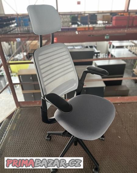 steelcase-s-operkou-hlavy