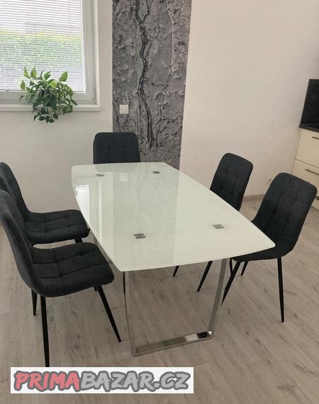 Jidelni stul skleneny mlecne sklo