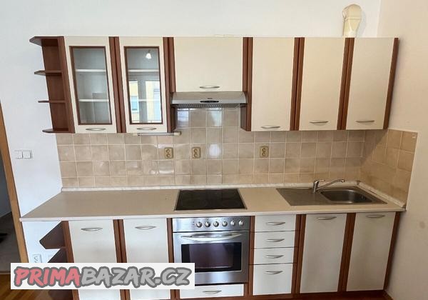 kuchyn-vcetne-trouby-varne-desky-a-digestore