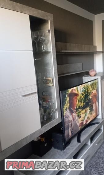 obyvaci-stena-grafit-beton-moznost-koupit-levne-stolek