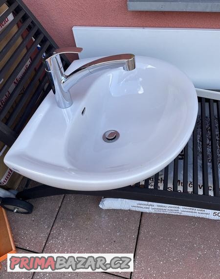 Umyvadlo s baterií a odpadem