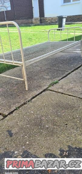 kovova-rozkladaci-postel-bila