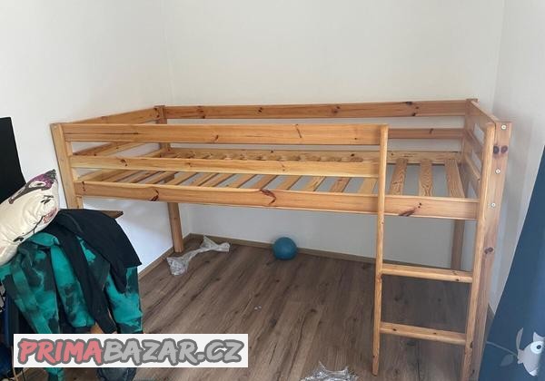 vyvysena-postel-z-borovice