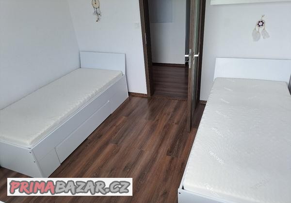 dve-postele-a-stolek