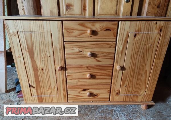 Dřevěna komoda.