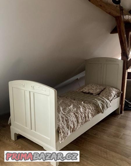 starozitna-postel-s-rostem