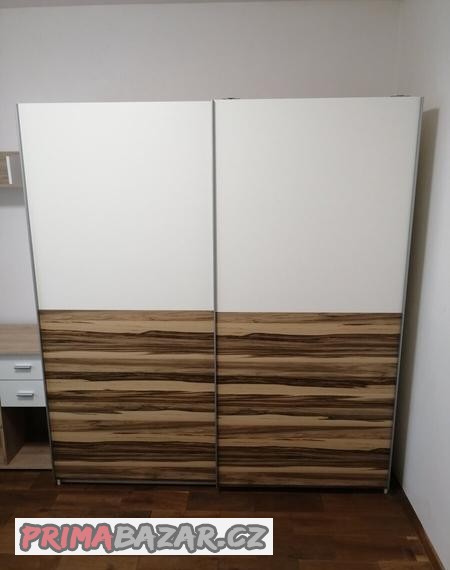 skrin-stul-a-2-policky-rezervace