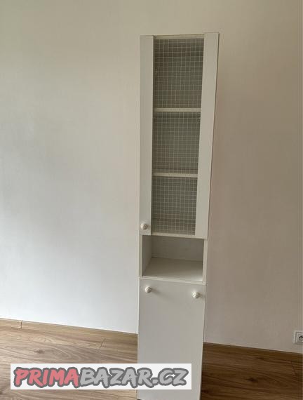 Koupelnová skříňka s košem na prádlo