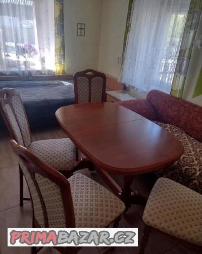 jidelni-rozkladaci-stul-a-4-zidle-masivni