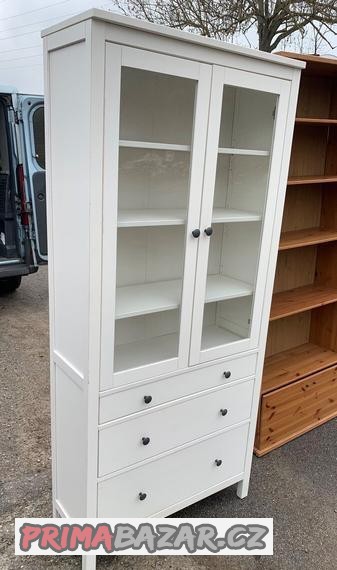 ikea-hemnes-prosklena-knihovna-vitrina-se-supliky