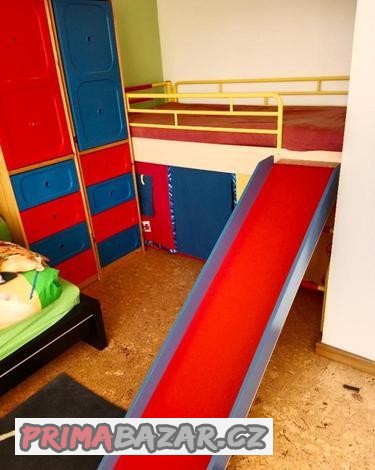 detska-postel-skrine-a-skluzavka
