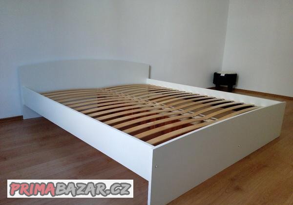 postel-bila-s-rostem