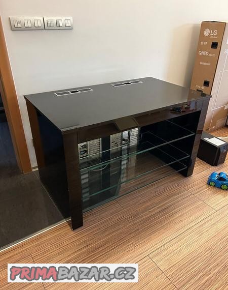 Prodám masivní skříň pro AV sestavu