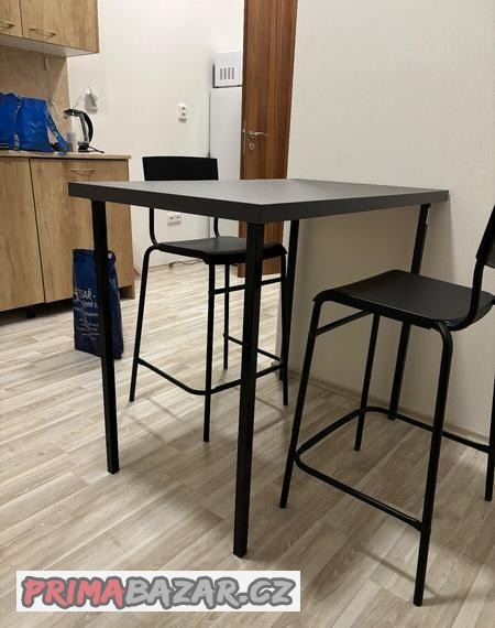 jidelni-stul-s-barovymi-zidlemi