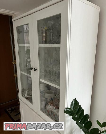 vitrina-s-dvirky
