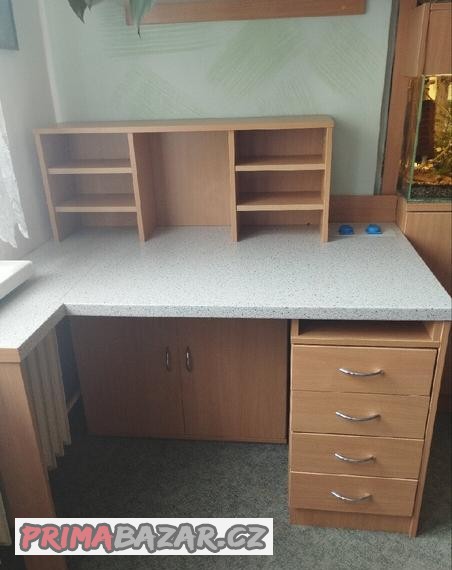 Psací stůl s úložným prostorem.
