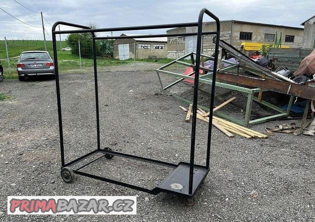 stojan-na-obleceni-industrialni-vzhled