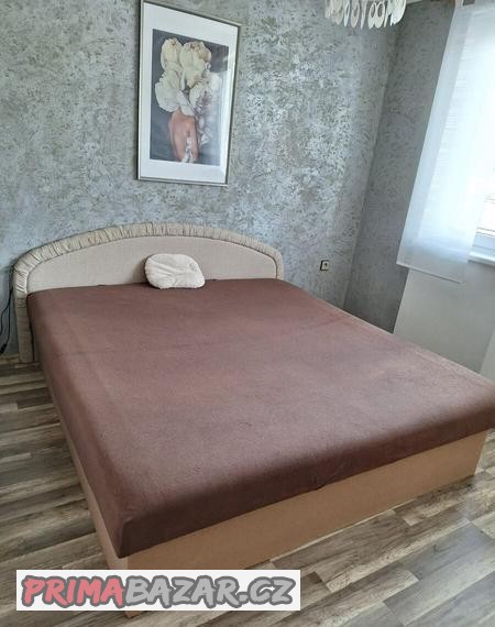 postel-s-celem-a-uloznym-prostorem