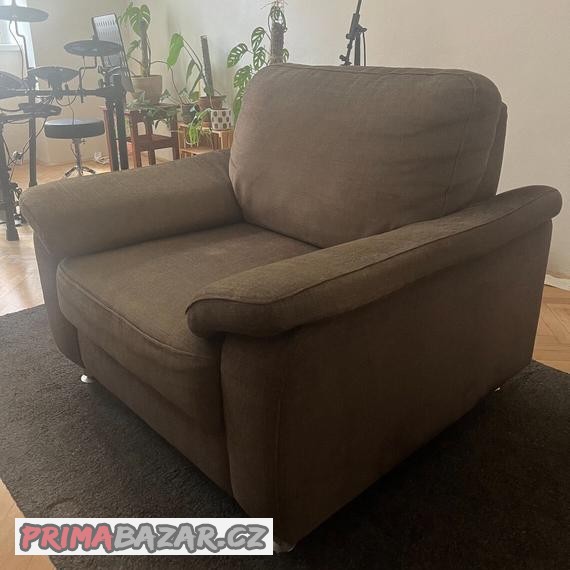 pohodlne-sede-kreslo