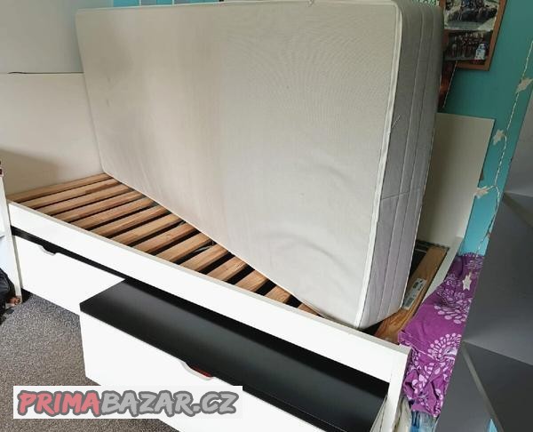 postel-s-rostem-matraci-a-uloznymi-supliky