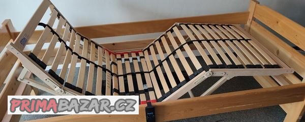 postel-z-masivu-s-polohovacim-rostem