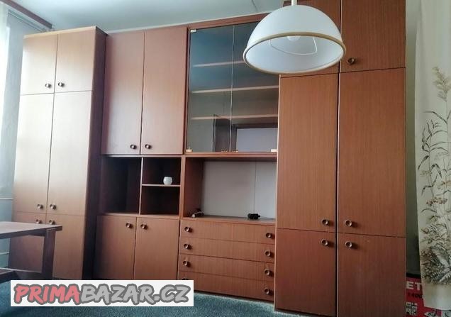 obyvaci-stena-a-knihovna-stul-stojaci-lampa