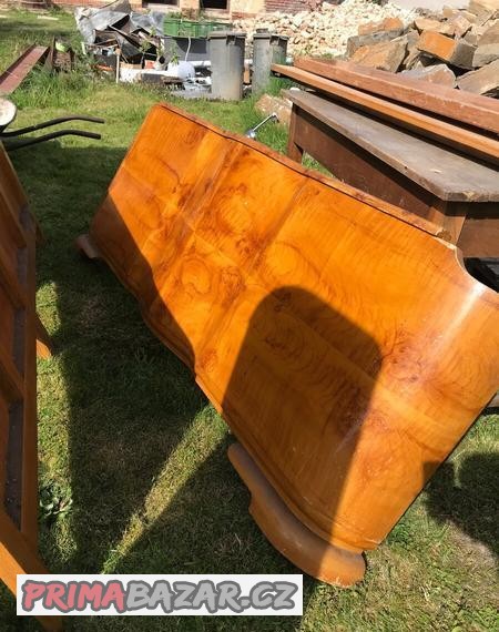 Stará retro postel v rozloženém stavu