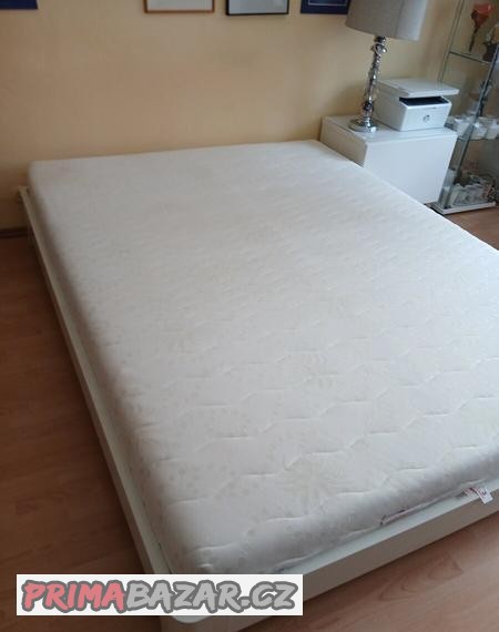 postel-s-matraci