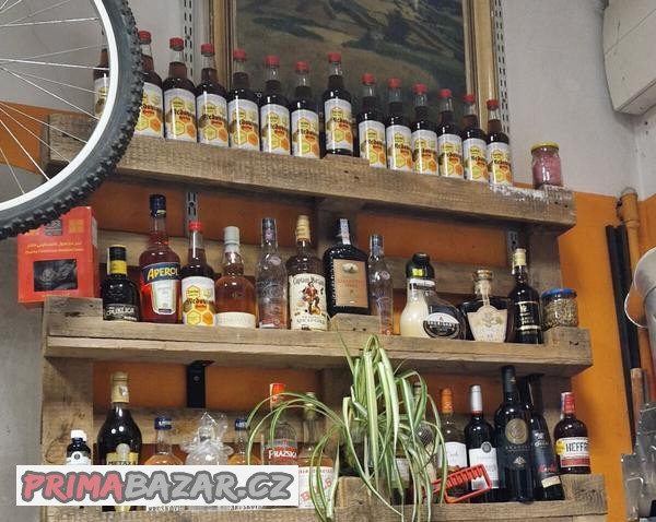 nastenna-paletova-police-na-lahve-alkoholu