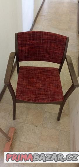 zidle-z-masivu-s-podruckou-ve-vinove-barve-26ks