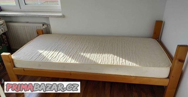 postel-z-masivu-s-matraci-a-rostem