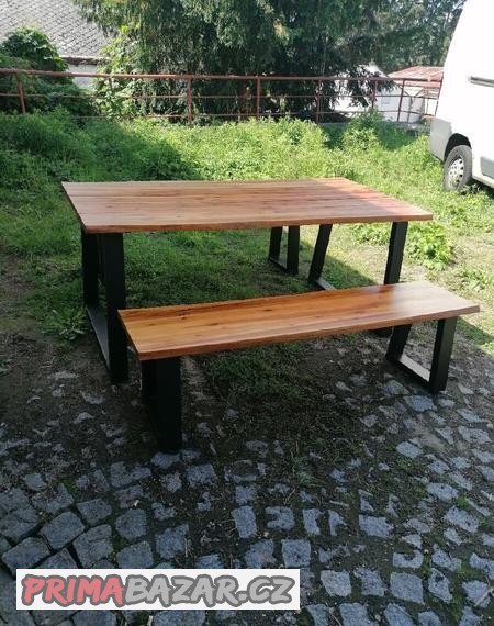 Stůl a dvě lavice, sezení do pergoly