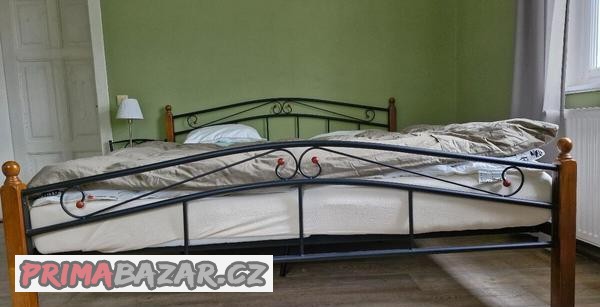 kovova-manzelska-postel-s-nocnimi-stolky