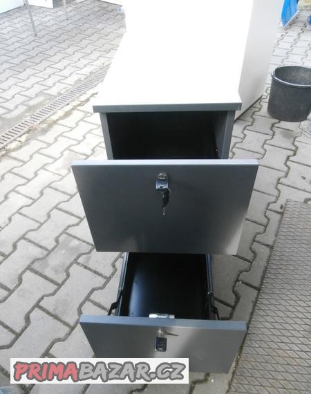 skrinka-drevena-na-koleckach-se-zasuvkami-za-999-kc