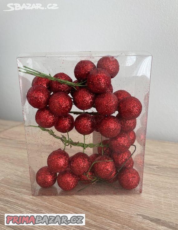 Vánoční dekorace - červené koule