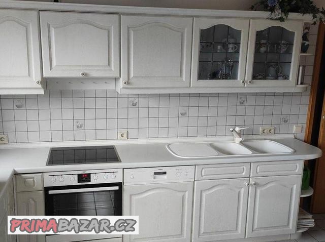 kuchynska-linka-se-spotrebici-masivni-bila-dvirka