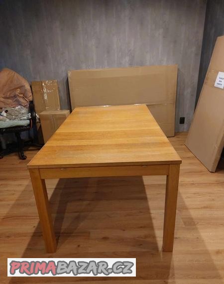 Velký dřevěný jídelní stůl