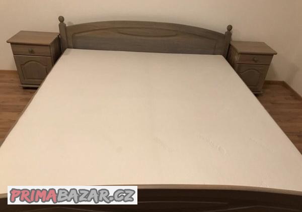 postel-200200-z-matracem-nocni-stolky-a-skrinka-pod-tv