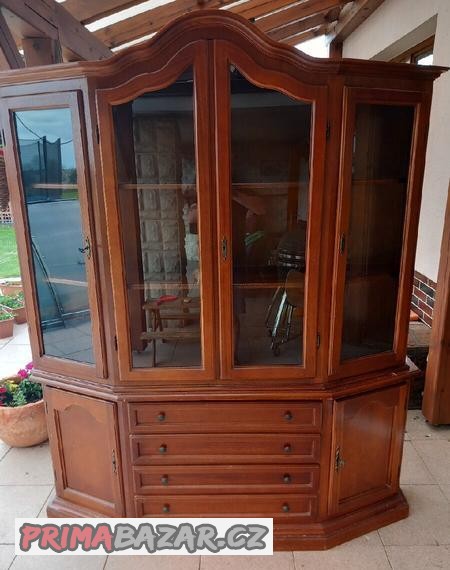 komoda-se-sklenikem