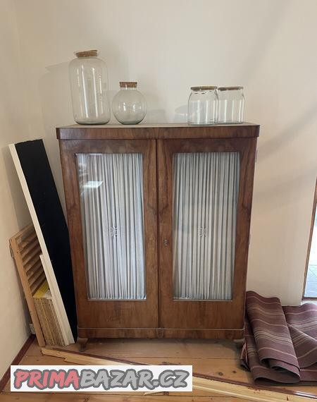 starožitné skříně
