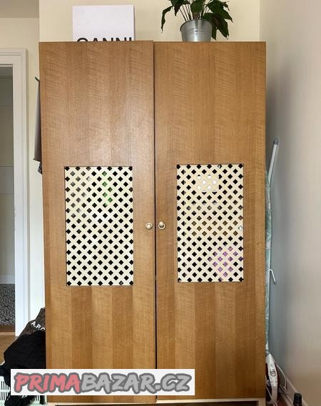 Šatní skříň z masivního dubu, ruční výroba, dřevo a kov