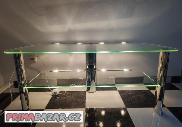 Skleněný stolek pod televizi