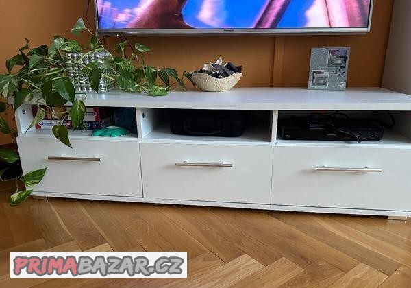skrinka-pod-tv-a-prosklena-skrin
