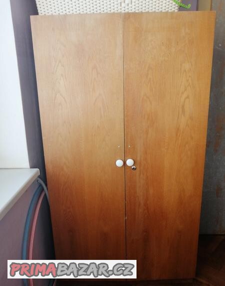 Starší skříň za odvoz