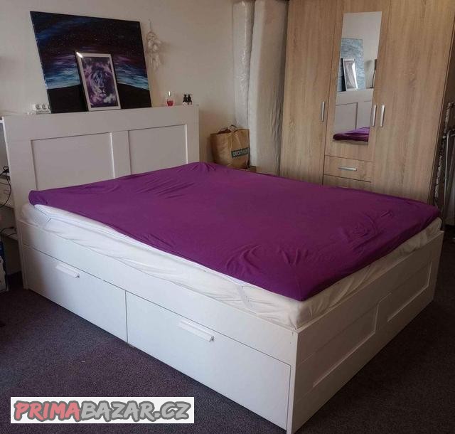 ikea-bila-postel-celo-rosty