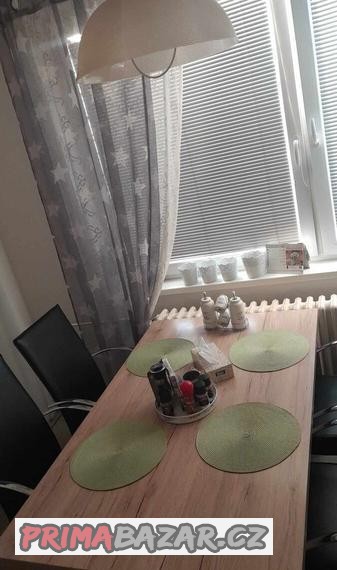 stul-a-4-zidle-masivni